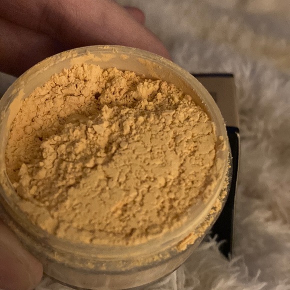 KVD LOCK-IT Brightening Powder in Golden .29oz - Picture 4 of 5